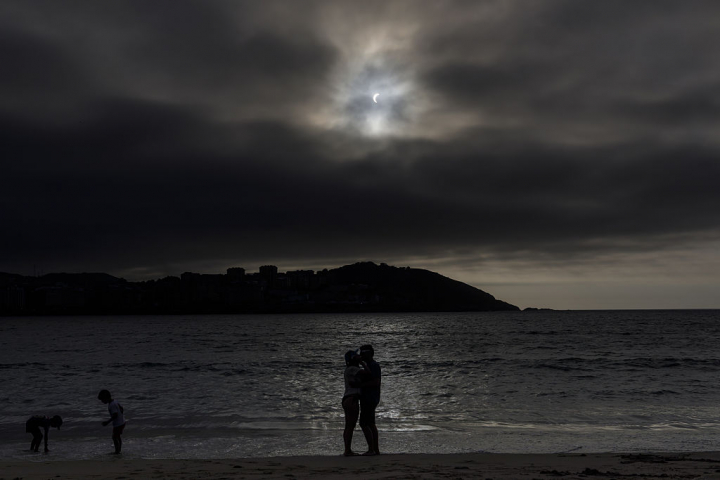 alt="alt="Una pareja besándose en A Coruña.""
