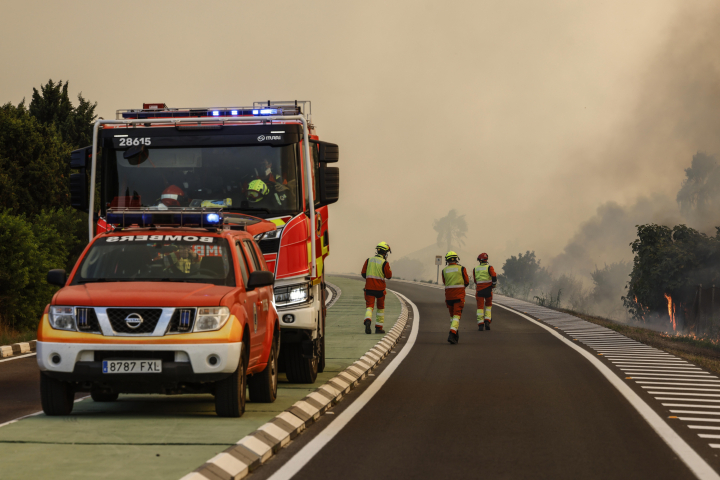 alt="alt="Bomberos combatiendo el incendio forestal en Gola de Pujol""
