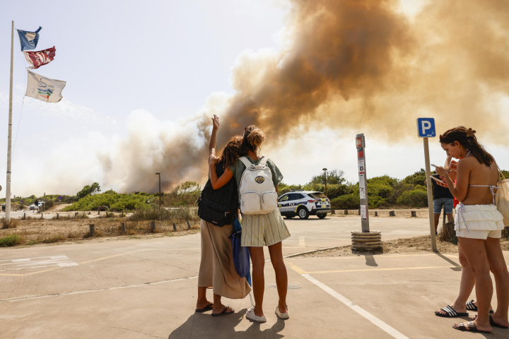 alt="alt="Personas son evacuadas tras el incendio en El Saler (Valencia)""