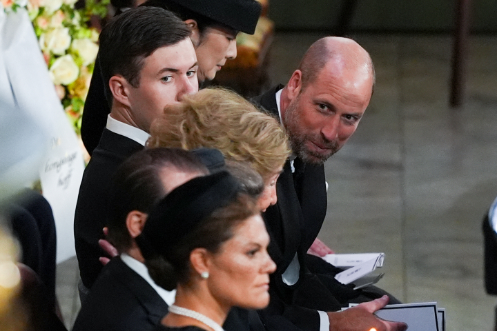 El príncipe Guillermo hablando con la reina Sofía en presencia de Christian de Dinamarca y de Victoria y Daniel de Suecia en el funeral de Harald de Noruega