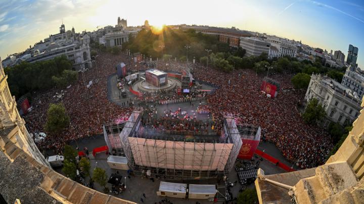 Ambientazo en la plaza de Cibeles en la fiesta por el segundo Mundial de España