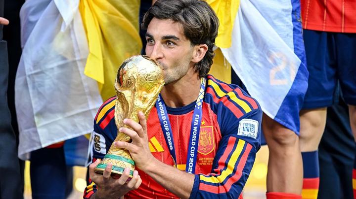 Ferrán Torres besa la Copa del Mundo