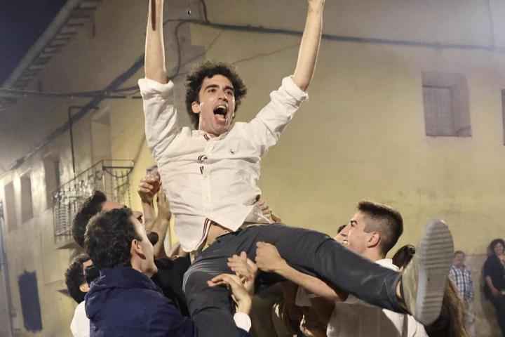Ismael Maestro, el candidato municipal más joven de La Rioja, es manteado por los vecinos tras ser el primero en tomar posesión de su cargo como alcalde de San Millán de la Cogolla.