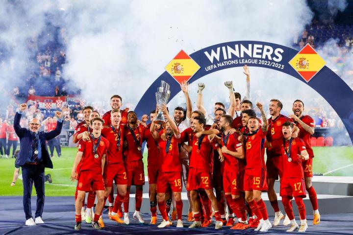 España levanta el trofeo que la proclama vencedor de la UEFA Nations League .