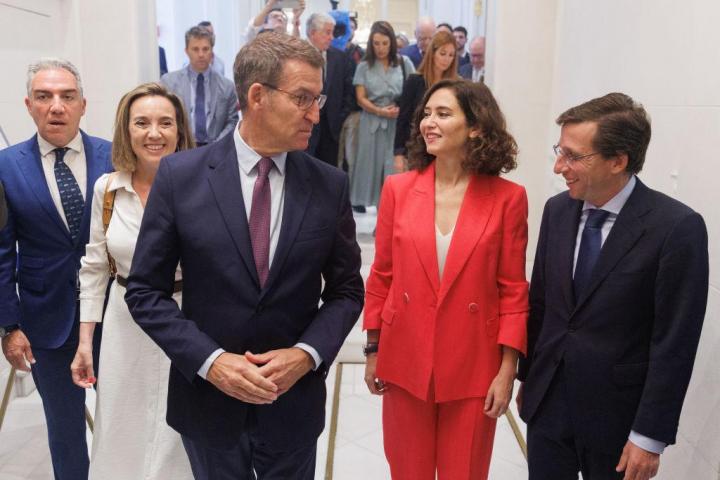 El líder del PP, Alberto Núñez Feijóo, acompañado de Díaz Ayuso, Almeida, Bendodo y Gamarra.