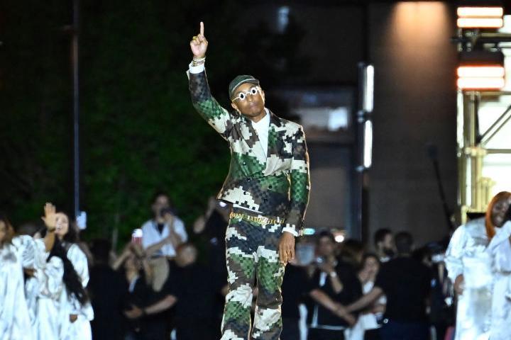 Pharrell Williams en su debut con Louis Vuitton en la pasarela de París.