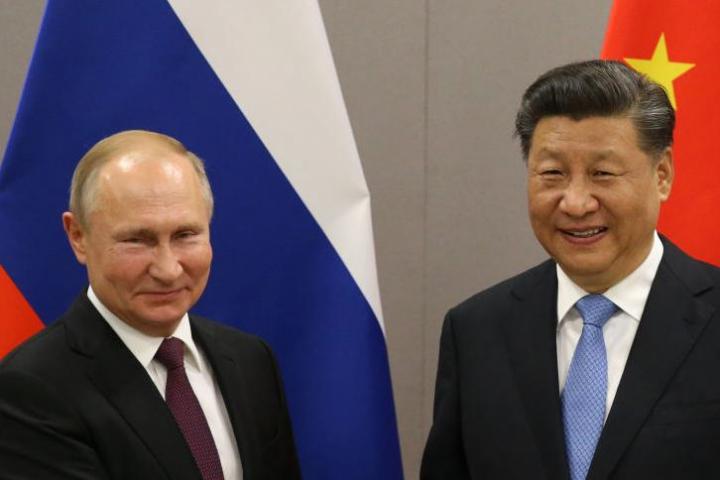 El presidente ruso, Vladímir Putin, y su homólogo chino, Xi Jinping, en una imagen de archivo durante un encuentro en Brasilia (Brasil).