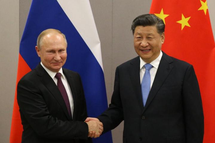 El presidente ruso, Vladímir Putin, y su homólogo chino, Xi Jinping, en una imagen de archivo durante un encuentro en Brasilia (Brasil).