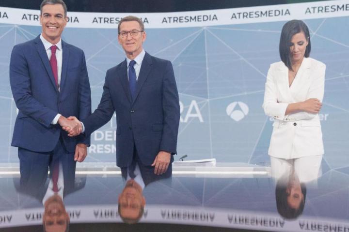 El presidente del Gobierno y candidato socialista al 23-J, Pedro Sánchez, y el jefe de la posición y candidato popular, Alberto Núñez Feijóo. A la derecha, la periodista Ana Pastor.