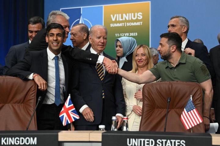 Zelenski se saluda con los miembros de la OTAN en la segunda jornada de la cumbre en Vilna
