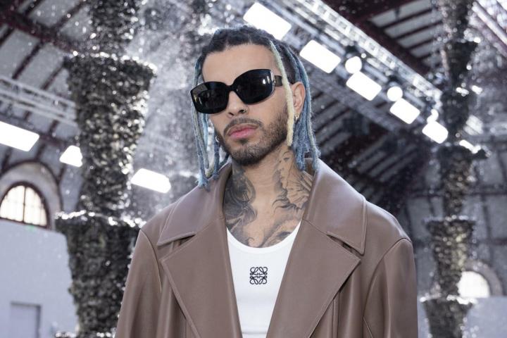 Rauw Alejandro en un evento de LOEWE en la Paris Fashion Week en junio de 2023.