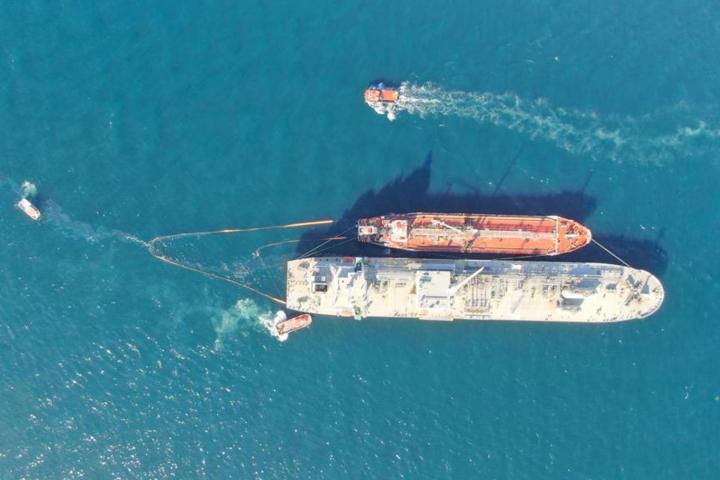 La Capitanía Marítima de Gibraltar ha suspendido las operaciones en su puerto tras un vertido de fuel en la Bahía de Algeciras ocurrido tras un accidente durante un trasvase de petróleo entre dos buques ("bunkering") frente al Peñón.