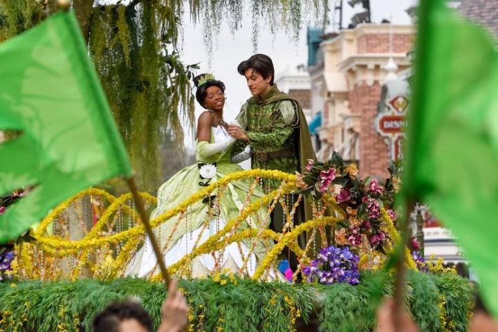La princesa Tiana y el príncipe Naveen en un desfile.