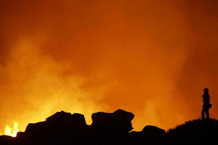 Trabajos efectuados por la Unidad Militar de Emergencias esta noche en el Sector Sur del incendio forestal de Arafo-Candelaria (Tenerife).