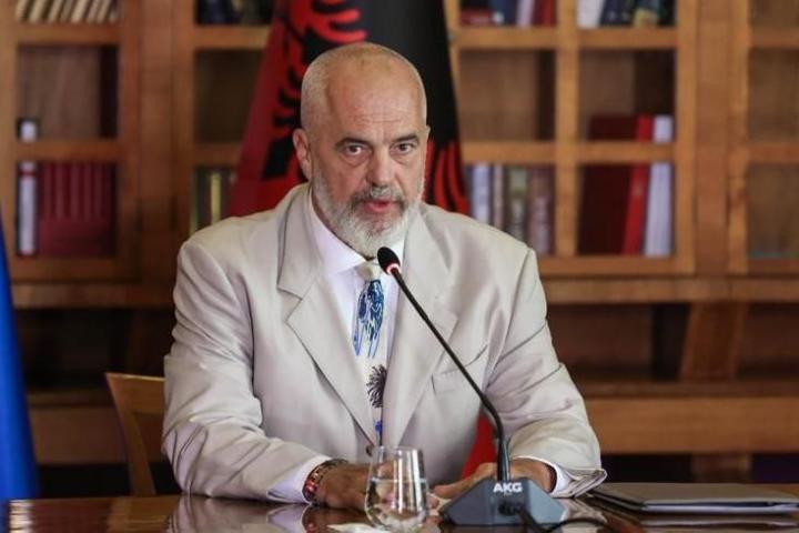 El primer ministro de Albania, Edi Rama, anuncia el hallazgo del yacimiento.
