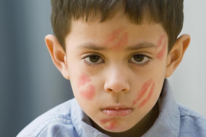 Imagen de archivo de un niño con marcas de besos.