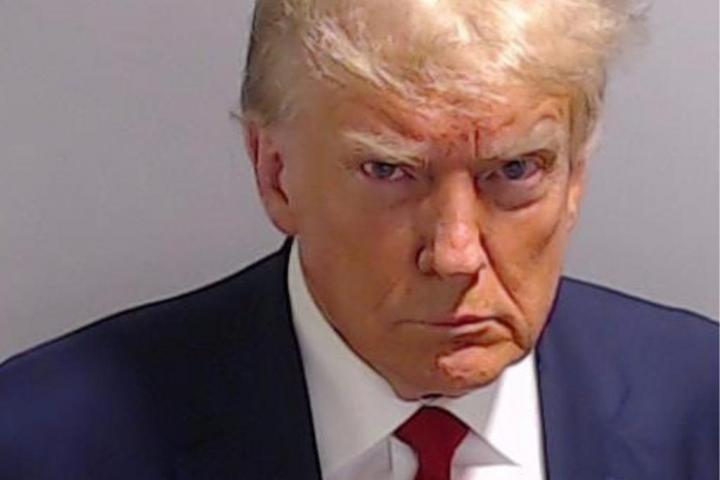 La foto de Donald Trump que figura en su ficha policial, difundida por la Oficina del Sheriff de Fulton.