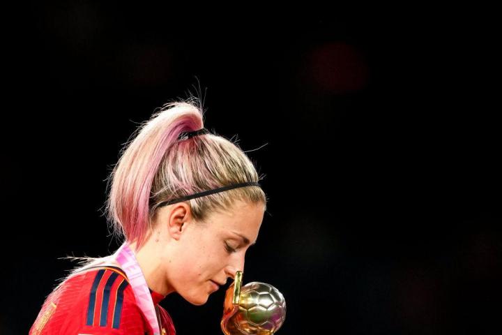 Alexia Putellas, con la Copa del Mundo de Fútbol femenino, tras la final en Sídney (Australia).