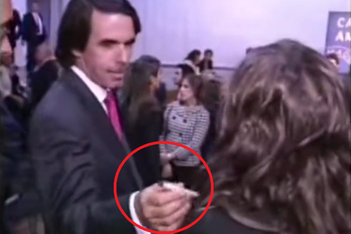 Momento del vídeo del expresidente del Gobierno José María Aznar, con una periodista de 'Cuatro'.