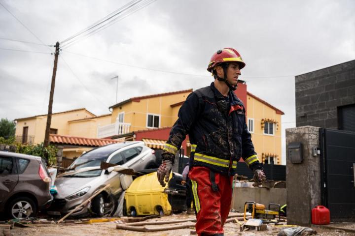 Un bombero trabaja en las labores de emergencia por la DANA en El Álamo (Madrid)
