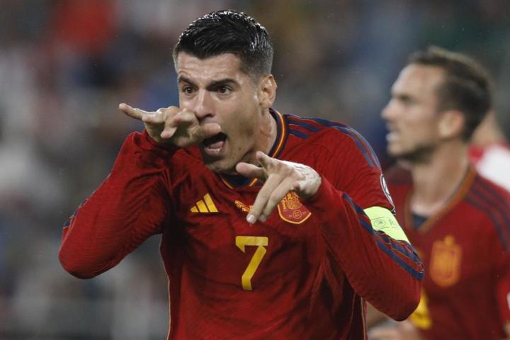 Álvaro Morata celebra uno de sus goles a Georgia