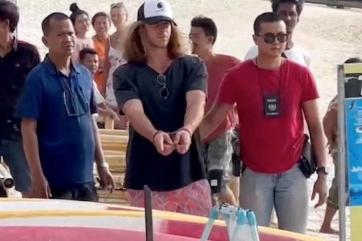 Daniel Sancho acompaña a la policía durante la investigación.