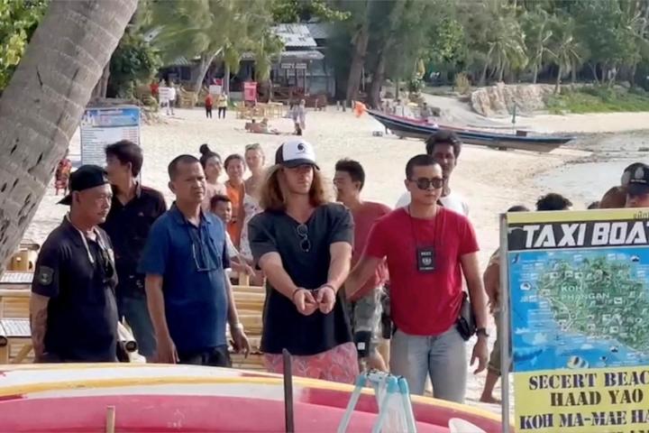 Daniel Sancho acompaña a la policía durante la investigación.