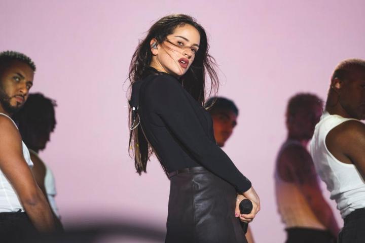 Rosalía, durante un concierto el 11 de junio de 2023 en Madrid.