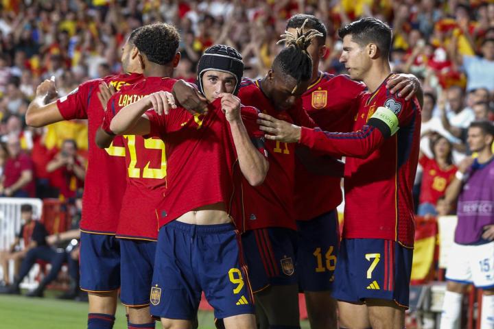 Los jugadores de la selección española celebran el gol inicial de Gavi