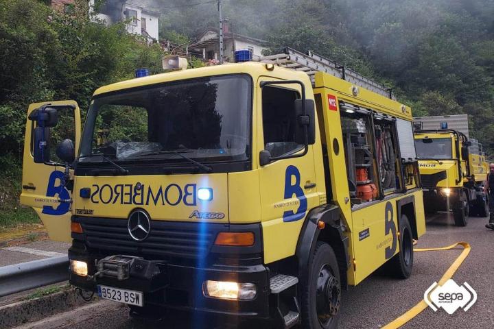 Imagen de archivo de un camión de bomberas de Asturias.