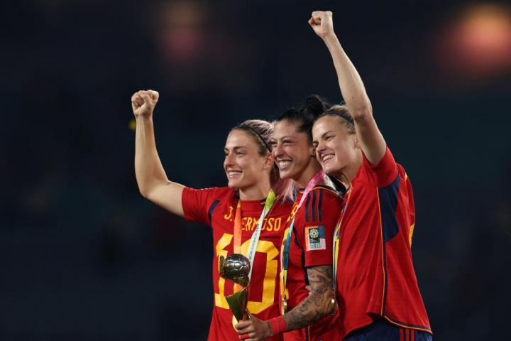Alexia Putellas, Jenni Hermoso e Irene Paredes celebran el título mundial