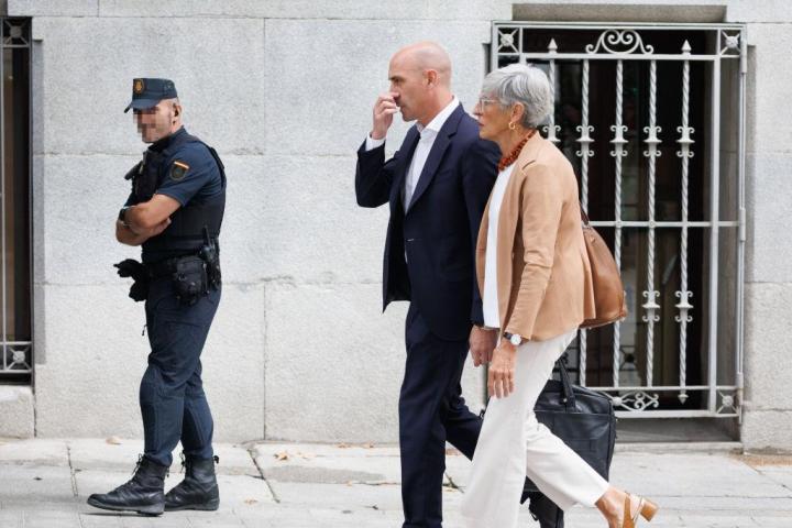 El expresidente de la RFEF Luis Rubiales, en la Audiencia Nacional, acompañado de su abogada, Olga Tubau.