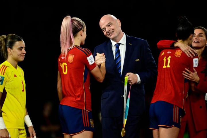 Gianni Infantino, presidente de la FIFA, felicita a Alexia Putellas tras ganar el Mundial