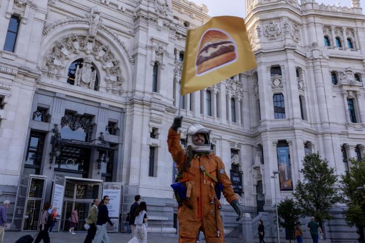 El astronauta de Brooklyn Town a las puertas del Palacio de Correos en Madrid.