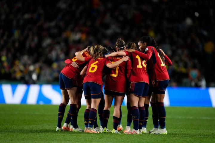 La selección femenina hace piña durante su partido contra Suecia en el Mundial