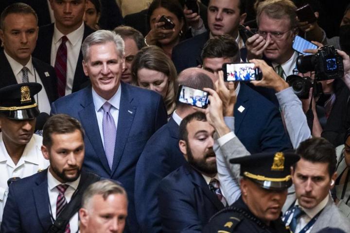 Kevin McCarthy abandona la Cámara Baja de Estados Unidos después de su destitución.