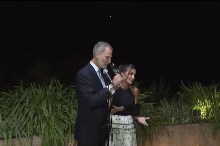 Los reyes Felipe y Letizia, en un brindis en la cumbre de Granada.