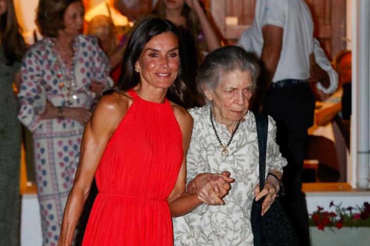 La reina Letizia lleva de la mano a Irene de Grecia, hermana de la reina Sofía.
