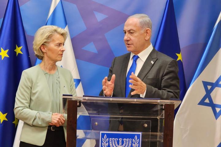 La presidenta de la Comisión Europea, Ursula von der Leyen (i), durante su reunión con el primer ministro israelí, Benjamín Netanyahu