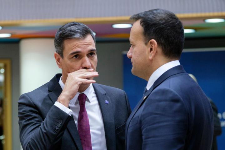 Pedro Sánchez conversa privadamente con el primer ministro irlandés, Leo Varadklar, este jueves en Bruselas