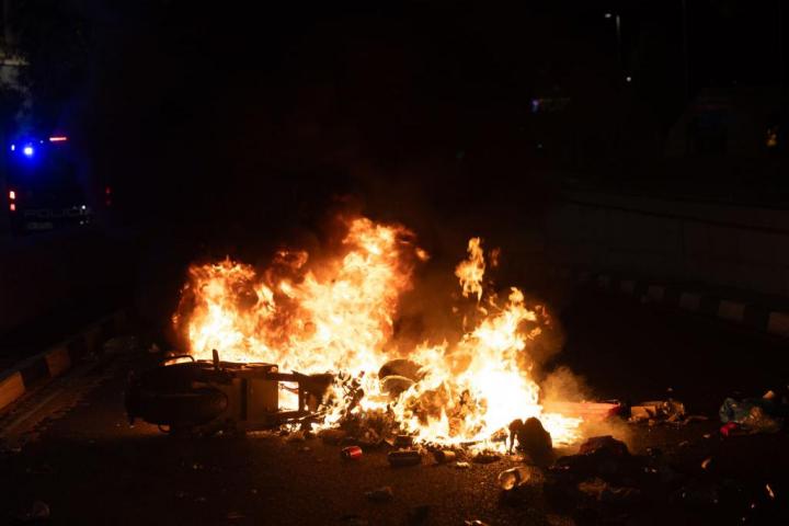 Revueltas y barricadas en plena calle de Madrid por la manifestación contra la amnistía