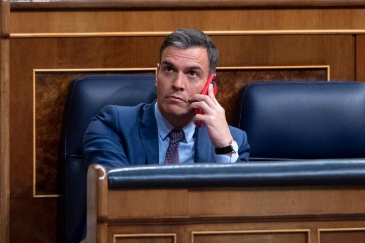 Pedro Sánchez, pegado al móvil en las últimas horas