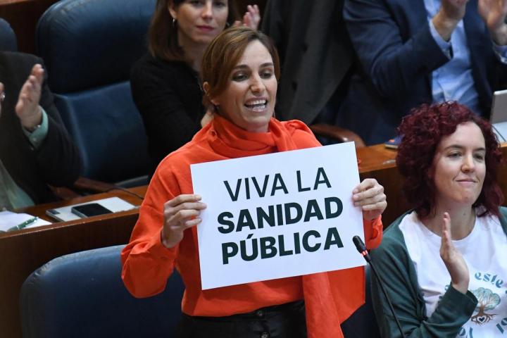 Mónica García con un cartel que reza 'viva la sanidad pública'.