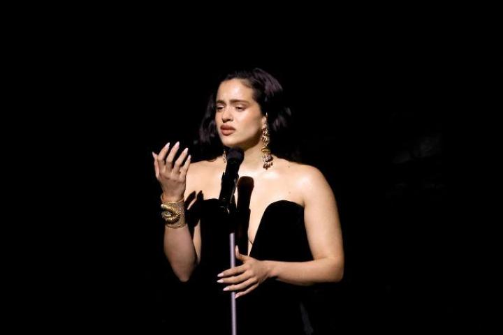Rosalía, cantando 'Se nos rompió el amor' en los Latin Grammy 2023.