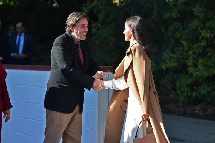 La reina Letizia y el escritor Luis García Montero, en la inauguración del Instituto Cervantes en Los Angeles el 13 de diciembre de 2022.