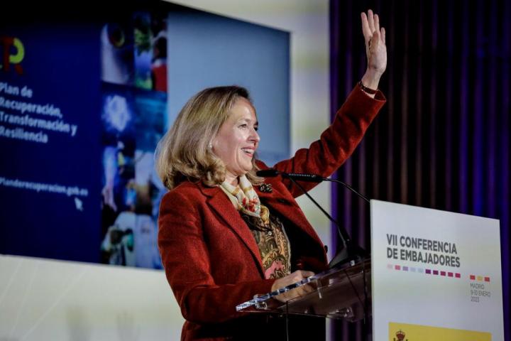 Nadia Calviño saludando.