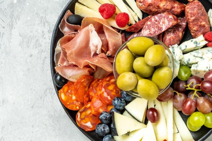 Embutidos, quesos y aperitivos tienen un alto contenido en sal.