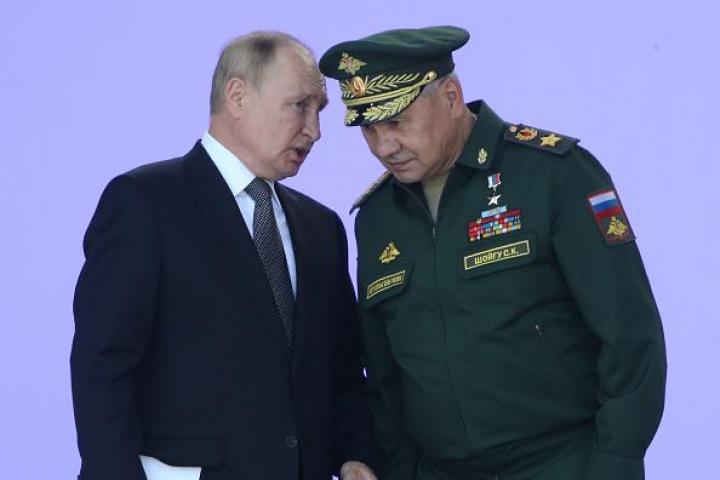 El presidente ruso Vladímir Putin, conversa con su ministro de Defensa, Sergei Shoigu.