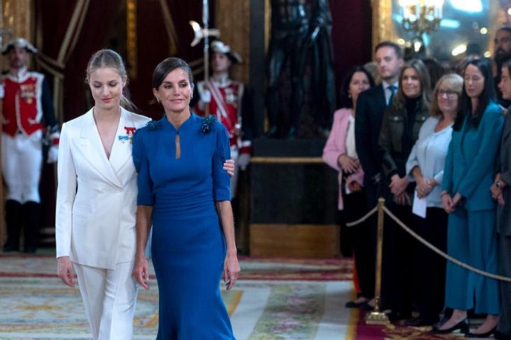 Leonor abraza a Letizia al acabar el acto de la jura de la Constitución el día que la princesa de Asturias cumplió la mayoría de edad.