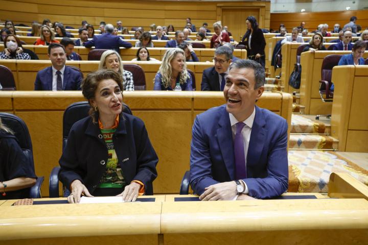 El presidente del Gobierno, Pedro Sánchez, y la vicepresidenta primera, María Jesús Montero, durante la sesión plenaria del Congreso que debatía las enmiendas a la reforma de la Constitución impulsada por PP y PSOE, este jueves.
